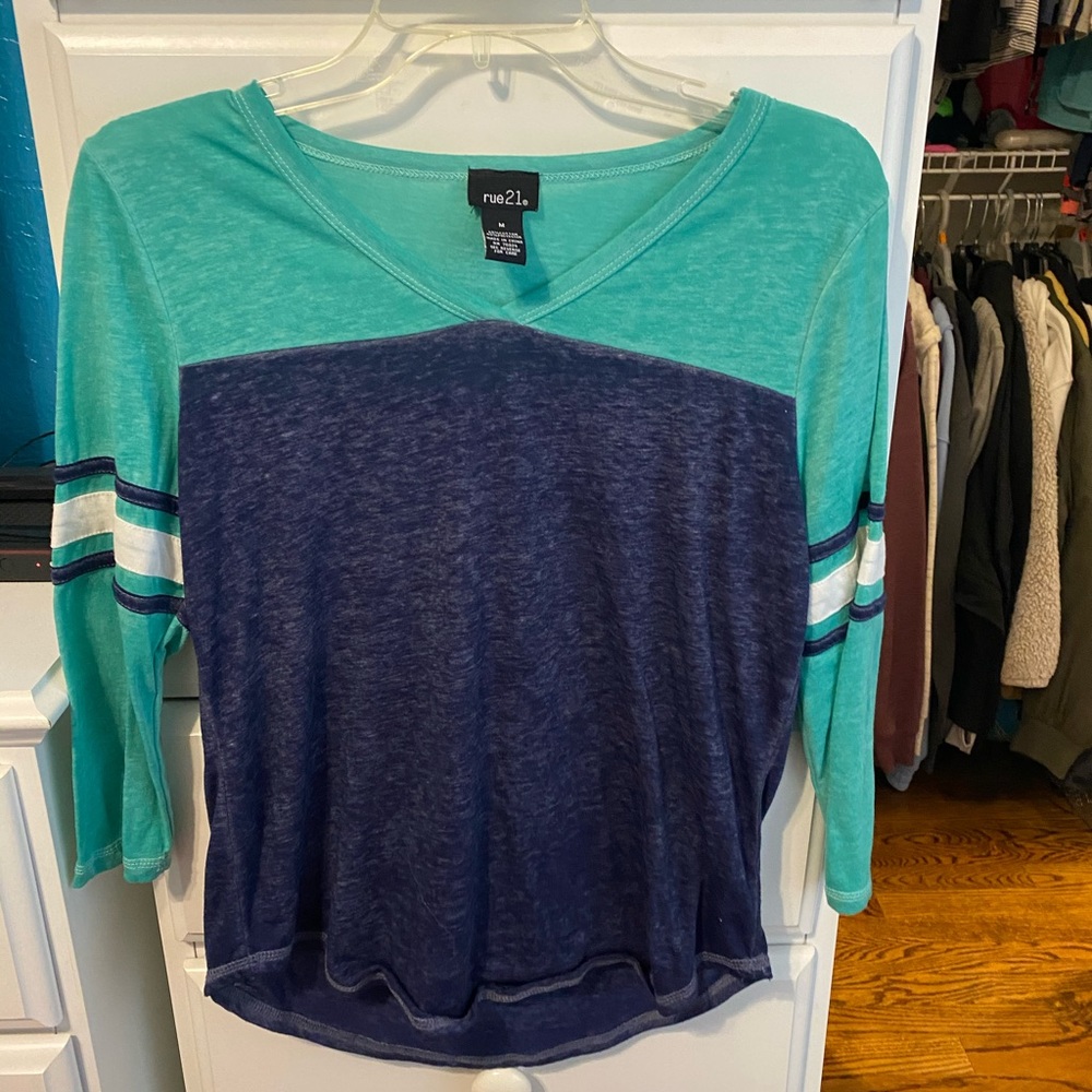 Quarter-sleeve T-shirt